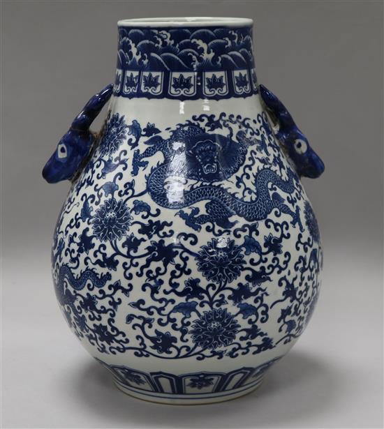 A blue and white vase H.29cm